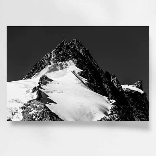 Majestätisches Großglockner Wandbild: Dein alpiner Blickfang in Schwarz-Weiß! - posterfolio.de