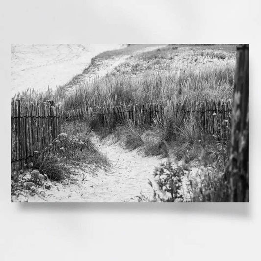 Bretagne Wandbild: Zeitlose Strandlandschaft in Schwarz-Weiß - posterfolio.de