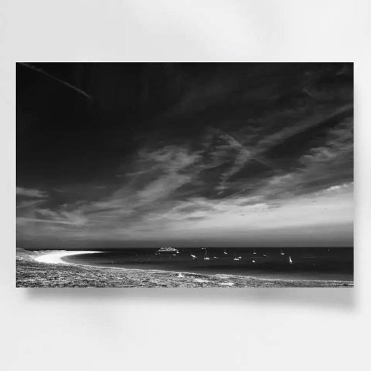 Bretagne Wandbild: Dramatische Strandszene in Schwarz-Weiß - posterfolio.de