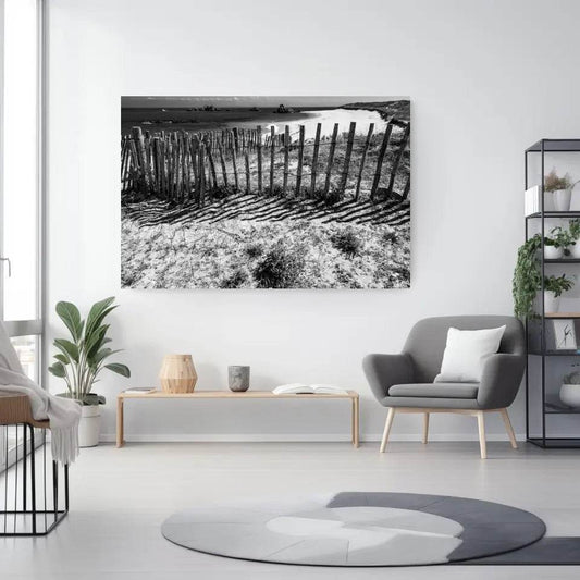 Zaun am Strand Wandbild: Stille der Bretagne in Schwarz-Weiß - posterfolio.de