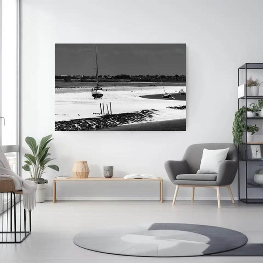 Trocken gefallenes Segelboot Wandbild: Bretagne in stimmungsvoller Stille - posterfolio.de