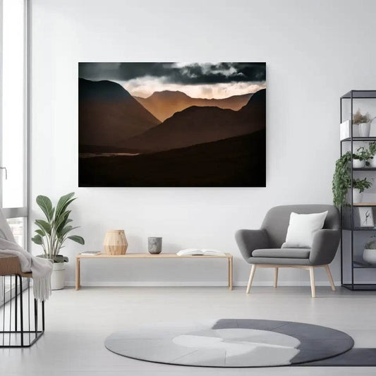 Highlands Schottland Wandbild: Dramatischer Sonnenuntergang über den Berggipfeln - posterfolio.de