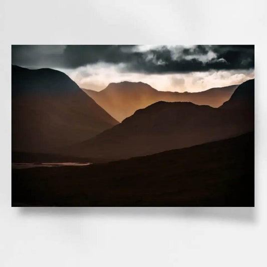 Highlands Schottland Wandbild: Dramatischer Sonnenuntergang über den Berggipfeln - posterfolio.de