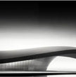 Erlebe die zeitlose Eleganz eines modernen Architekturmeisterwerks mit unserem exklusiven Panoramabild - posterfolio.de