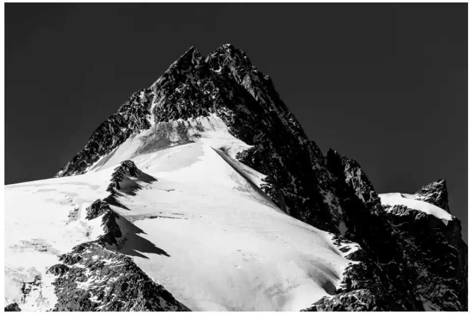 Majestätisches Großglockner Wandbild: Dein alpiner Blickfang in Schwarz-Weiß!