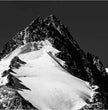 Majestätisches Großglockner Wandbild: Dein alpiner Blickfang in Schwarz-Weiß! - posterfolio.de