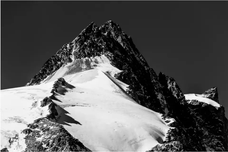 Majestätisches Großglockner Wandbild: Dein alpiner Blickfang in Schwarz-Weiß!