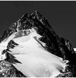 Majestätisches Großglockner Wandbild: Dein alpiner Blickfang in Schwarz-Weiß! - posterfolio.de