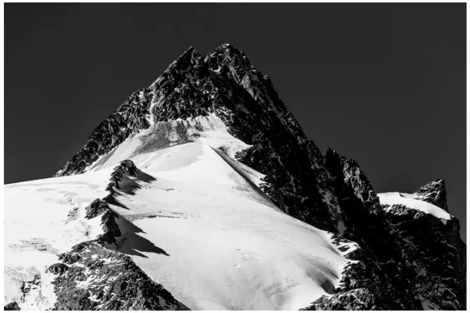 Majestätisches Großglockner Wandbild: Dein alpiner Blickfang in Schwarz-Weiß!