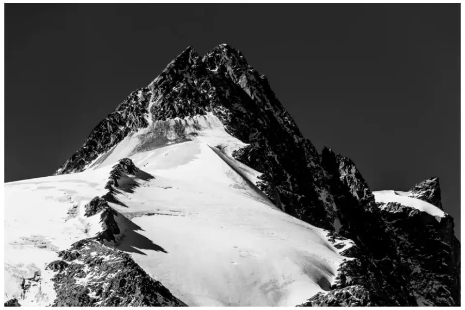 Majestätisches Großglockner Wandbild: Dein alpiner Blickfang in Schwarz-Weiß!