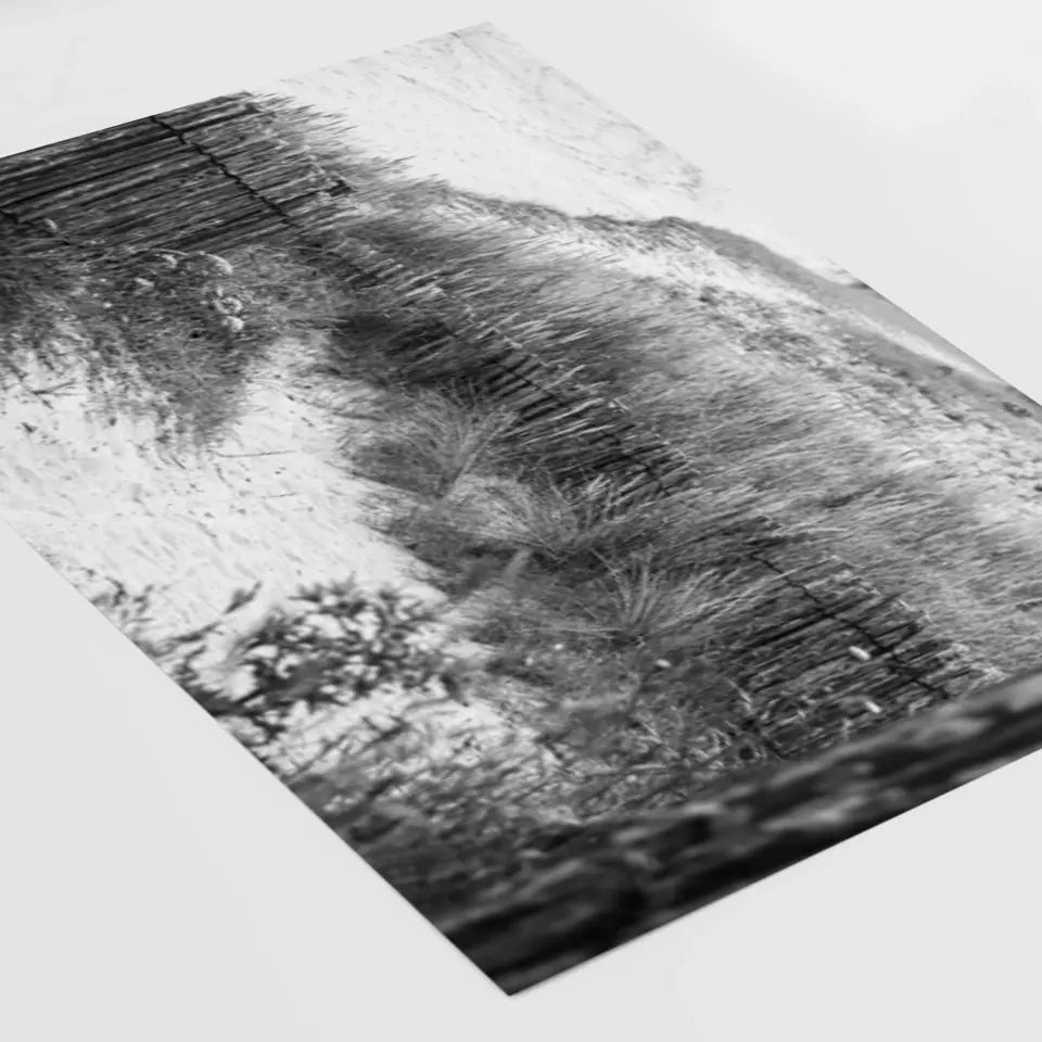 Bretagne Wandbild: Zeitlose Strandlandschaft in Schwarz-Weiß