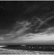 Bretagne Wandbild: Dramatische Strandszene in Schwarz-Weiß - posterfolio.de
