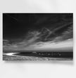 Bretagne Wandbild: Dramatische Strandszene in Schwarz-Weiß - posterfolio.de