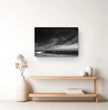 Bretagne Wandbild: Dramatische Strandszene in Schwarz-Weiß - posterfolio.de