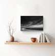 Bretagne Wandbild: Dramatische Strandszene in Schwarz-Weiß - posterfolio.de