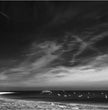 Bretagne Wandbild: Dramatische Strandszene in Schwarz-Weiß - posterfolio.de