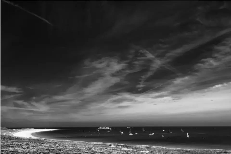 Bretagne Wandbild: Dramatische Strandszene in Schwarz-Weiß