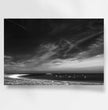 Bretagne Wandbild: Dramatische Strandszene in Schwarz-Weiß - posterfolio.de