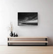 Bretagne Wandbild: Dramatische Strandszene in Schwarz-Weiß - posterfolio.de