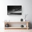Bretagne Wandbild: Dramatische Strandszene in Schwarz-Weiß - posterfolio.de