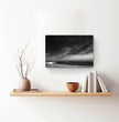 Bretagne Wandbild: Dramatische Strandszene in Schwarz-Weiß - posterfolio.de
