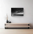 Bretagne Wandbild: Dramatische Strandszene in Schwarz-Weiß - posterfolio.de
