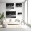 Bretagne Wandbild: Dramatische Strandszene in Schwarz-Weiß - posterfolio.de