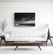 Bretagne Wandbild: Dramatische Strandszene in Schwarz-Weiß - posterfolio.de