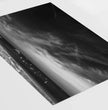 Bretagne Wandbild: Dramatische Strandszene in Schwarz-Weiß - posterfolio.de