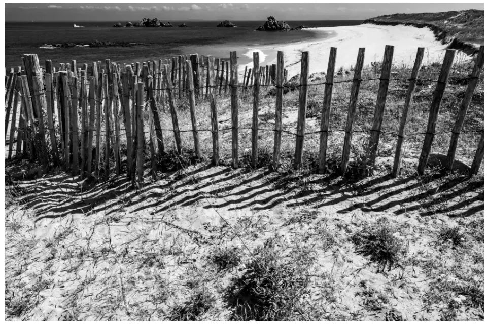 Zaun am Strand Wandbild: Stille der Bretagne in Schwarz-Weiß