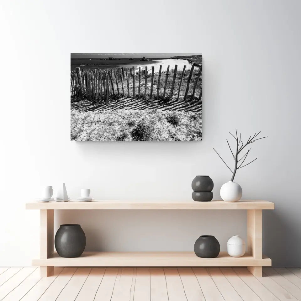 Zaun am Strand Wandbild: Stille der Bretagne in Schwarz-Weiß