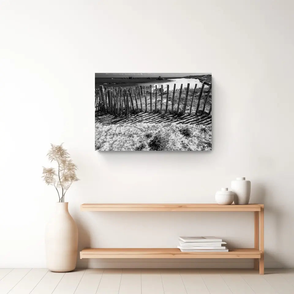 Zaun am Strand Wandbild: Stille der Bretagne in Schwarz-Weiß