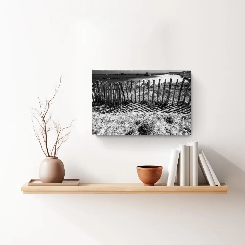 Zaun am Strand Wandbild: Stille der Bretagne in Schwarz-Weiß