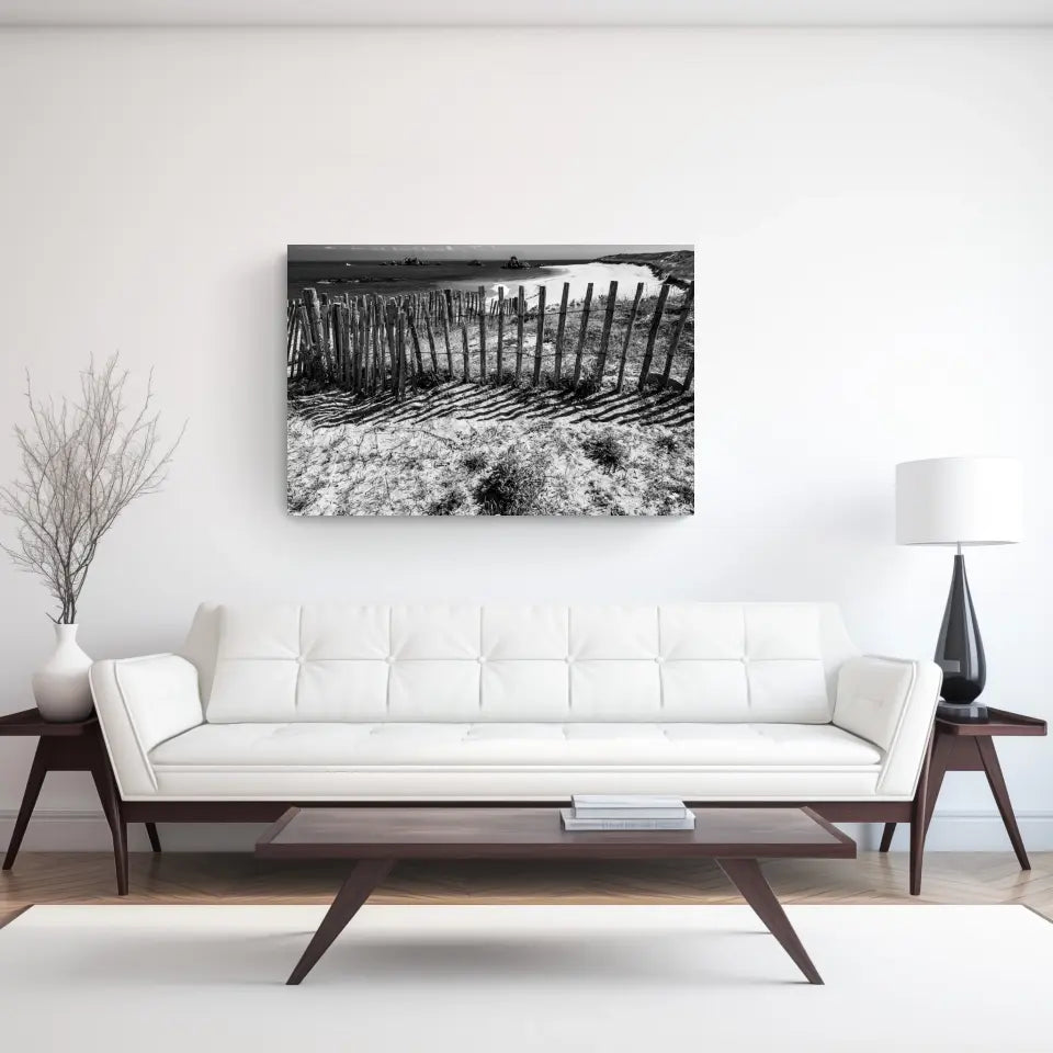 Zaun am Strand Wandbild: Stille der Bretagne in Schwarz-Weiß