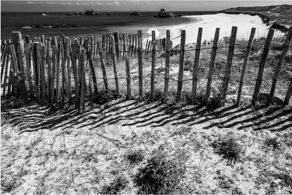 Zaun am Strand Wandbild: Stille der Bretagne in Schwarz-Weiß