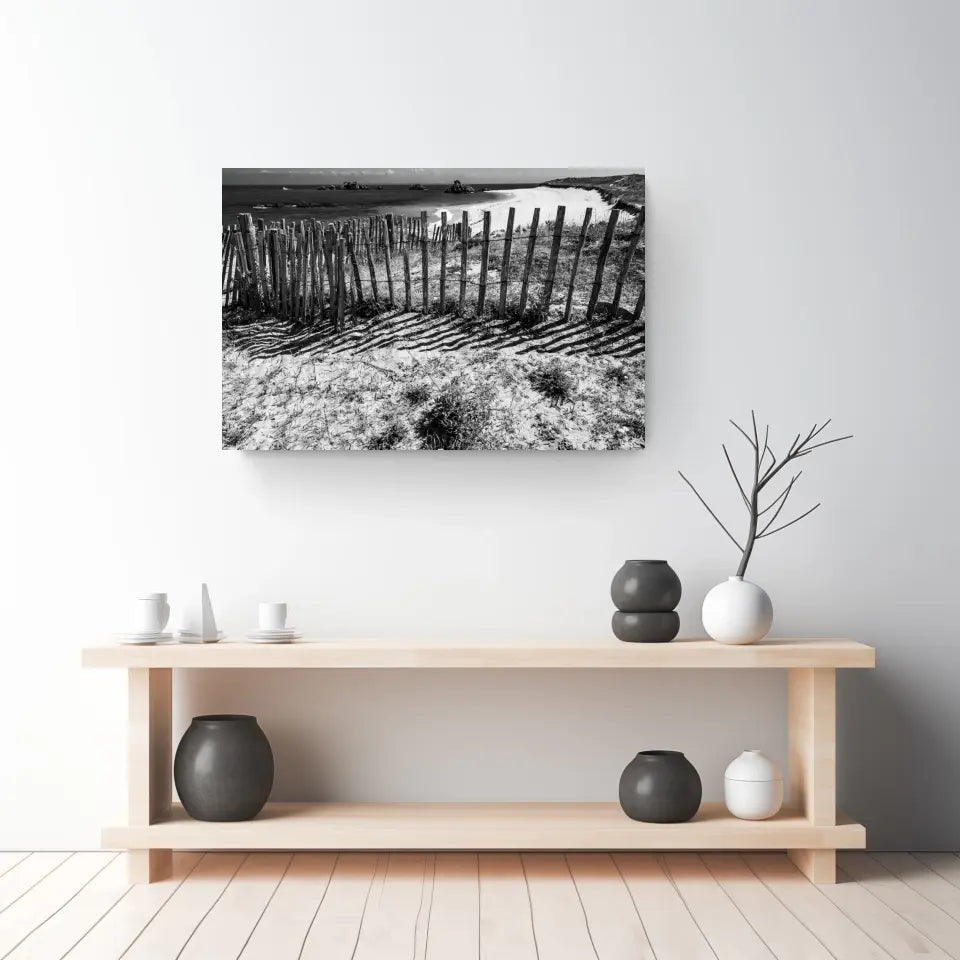 Zaun am Strand Wandbild: Stille der Bretagne in Schwarz-Weiß