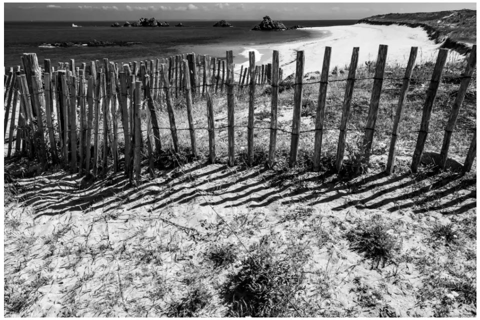 Zaun am Strand Wandbild: Stille der Bretagne in Schwarz-Weiß