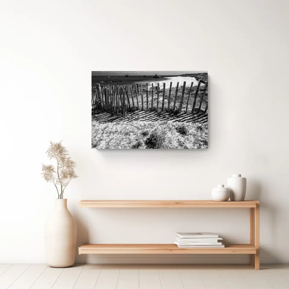 Zaun am Strand Wandbild: Stille der Bretagne in Schwarz-Weiß