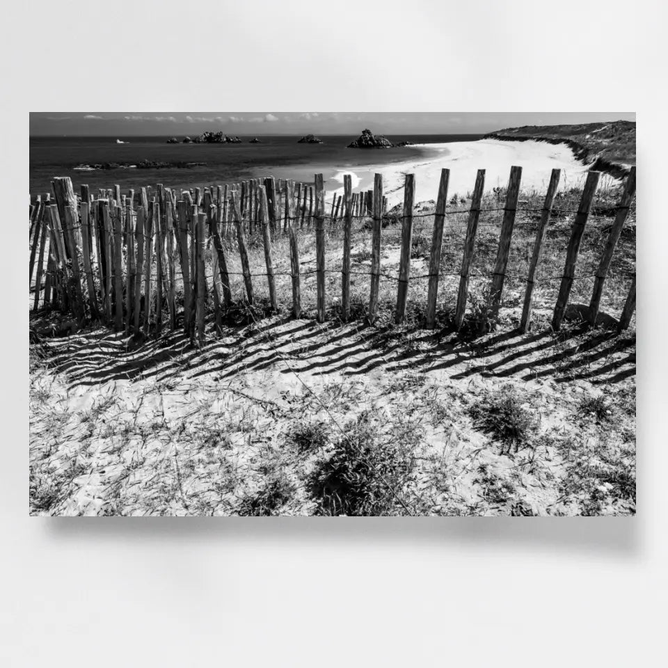 Zaun am Strand Wandbild: Stille der Bretagne in Schwarz-Weiß