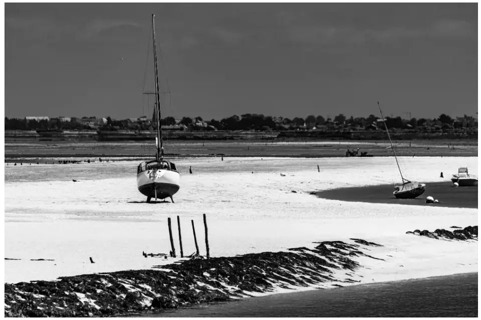 Trocken gefallenes Segelboot Wandbild: Bretagne in stimmungsvoller Stille