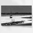 Trocken gefallenes Segelboot Wandbild: Bretagne in stimmungsvoller Stille - posterfolio.de