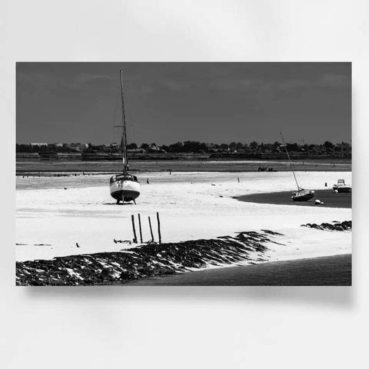 Trocken gefallenes Segelboot Wandbild: Bretagne in stimmungsvoller Stille - posterfolio.de