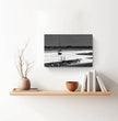 Trocken gefallenes Segelboot Wandbild: Bretagne in stimmungsvoller Stille - posterfolio.de
