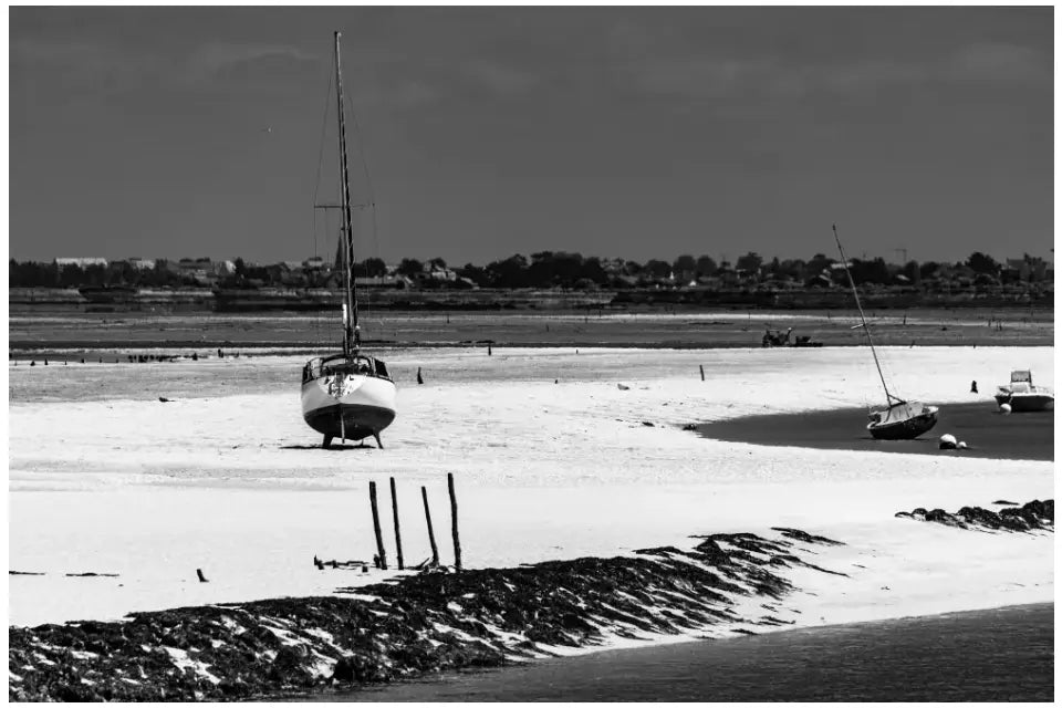 Trocken gefallenes Segelboot Wandbild: Bretagne in stimmungsvoller Stille