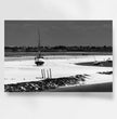 Trocken gefallenes Segelboot Wandbild: Bretagne in stimmungsvoller Stille - posterfolio.de