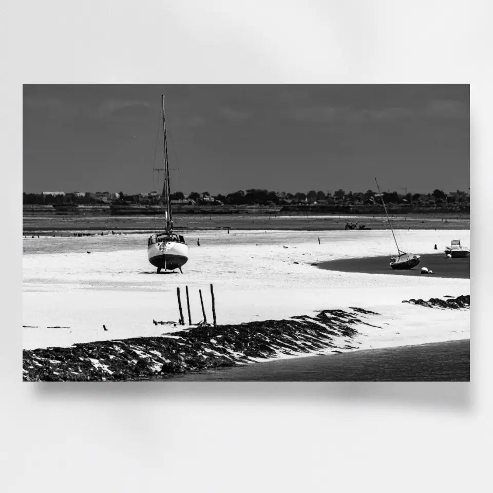 Trocken gefallenes Segelboot Wandbild: Bretagne in stimmungsvoller Stille