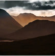 Highlands Schottland Wandbild: Dramatischer Sonnenuntergang über den Berggipfeln - posterfolio.de