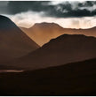 Highlands Schottland Wandbild: Dramatischer Sonnenuntergang über den Berggipfeln