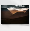 Highlands Schottland Wandbild: Dramatischer Sonnenuntergang über den Berggipfeln - posterfolio.de