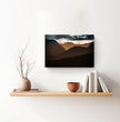 Highlands Schottland Wandbild: Dramatischer Sonnenuntergang über den Berggipfeln - posterfolio.de